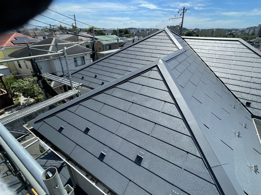 屋根塗装が完了したスレート屋根。艶のある美しい仕上がりで、耐久性と撥水性が向上。
