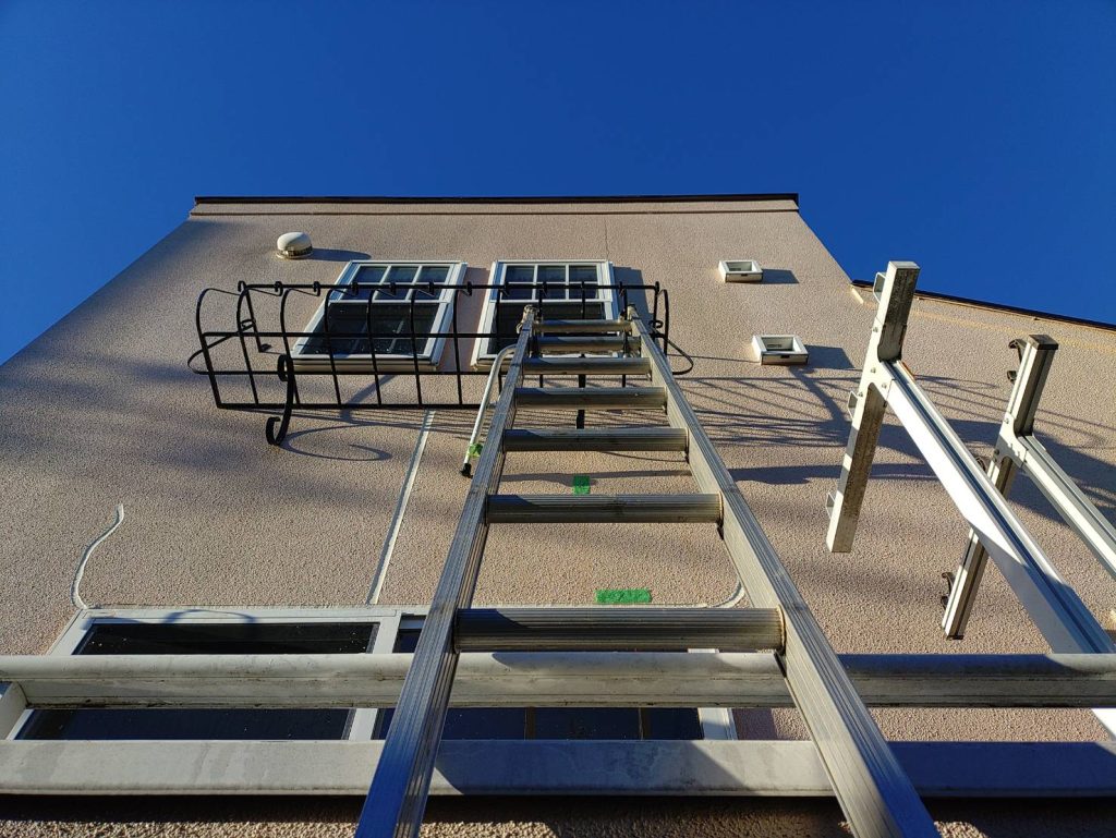 外壁Vクラックにシーリングだけ施工された例（八王子）