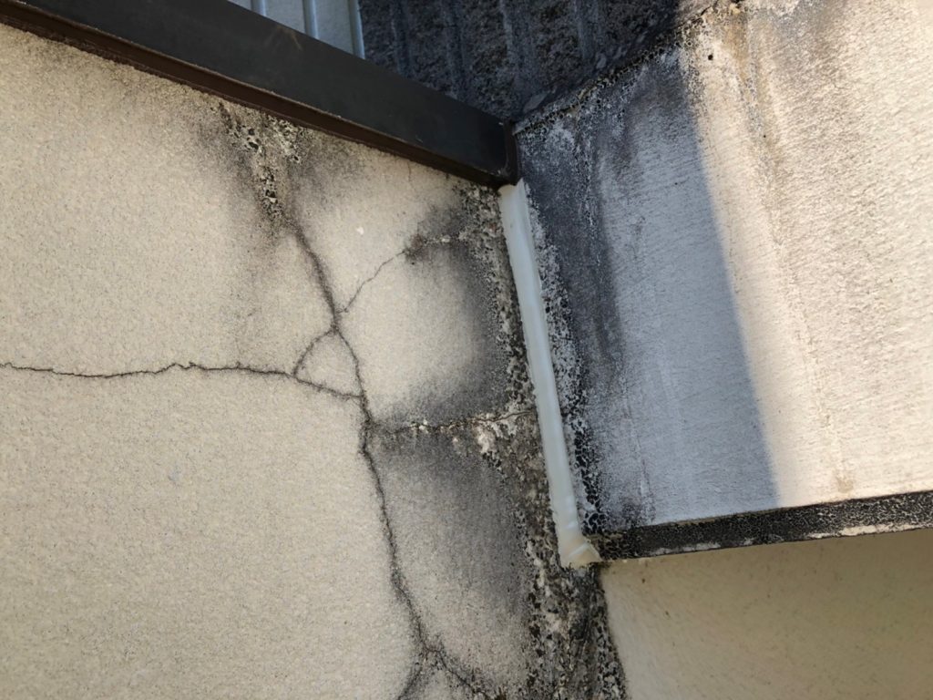 外壁のひび割れ部分からの雨漏りを補修した施工事例