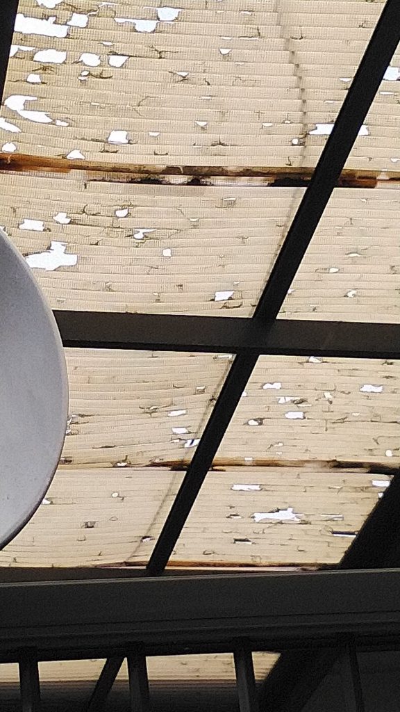 雹の被害で多数の穴が空いたベランダ屋根の様子。火災保険適用で修理可能なケース。