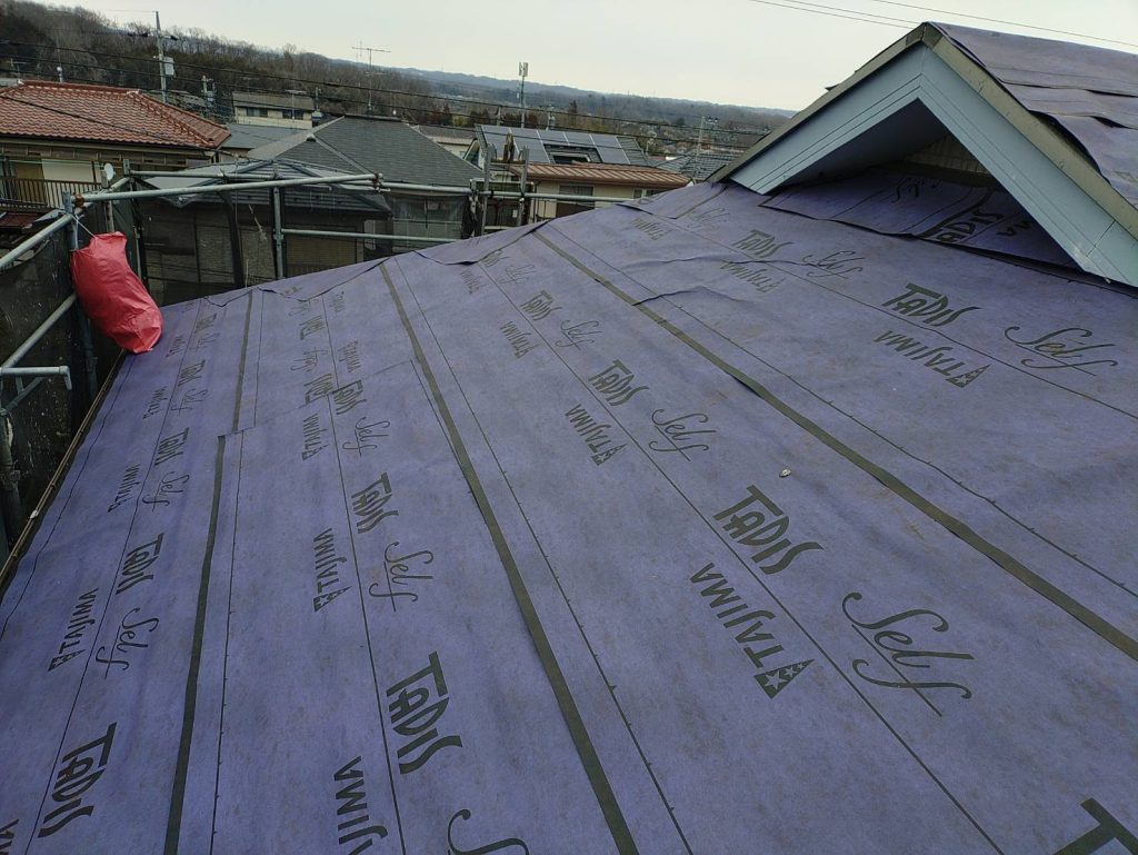 タジマ「ダディスセルフカバー」（中グレード）を屋根下地に施工した様子。ルーフィングで防水層を形成。