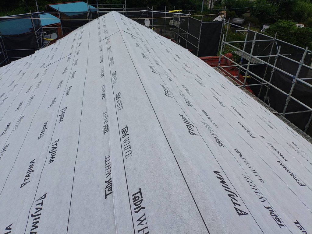 タジマ「ダディスホワイト」（中グレード）を屋根下地に施工した様子。白いルーフィングで防水層を形成。