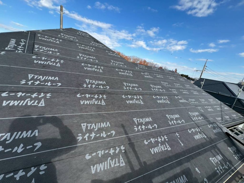 タジマ「ニューライナールーフィング」（上グレード）を屋根下地に施工した様子。防水シートで雨漏りリスクを低減。