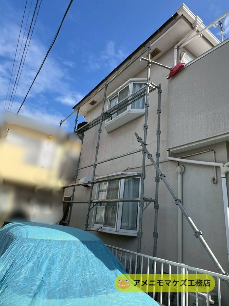 八王子市で足場を設置して雨どいの部分修理や交換を行う住宅の様子