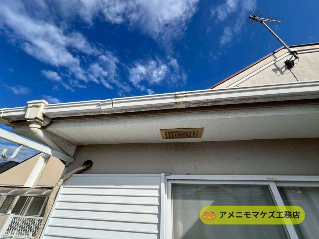八王子市で一部が割れ水の流れが悪くなっていた既存の雨どい