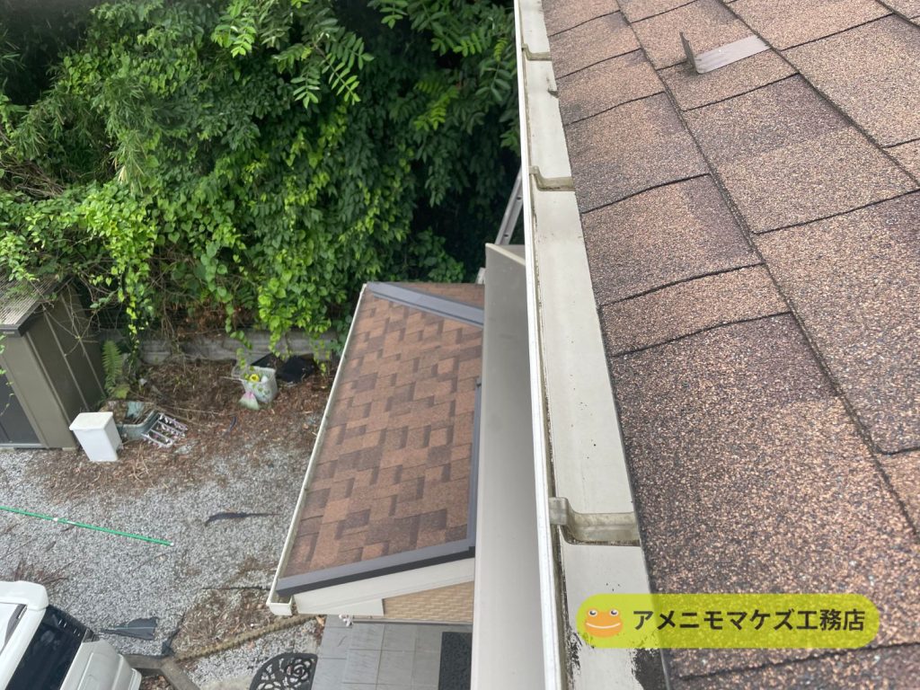 雨どい清掃後の全景。軒どい内部の詰まりが解消され、雨水が流れる状態になった様子