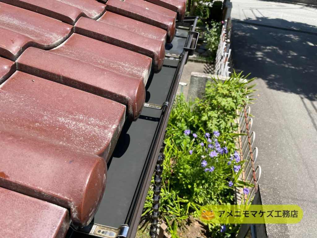 雨どい清掃後に落ち葉やゴミを除去し、きれいになった雨どいの様子