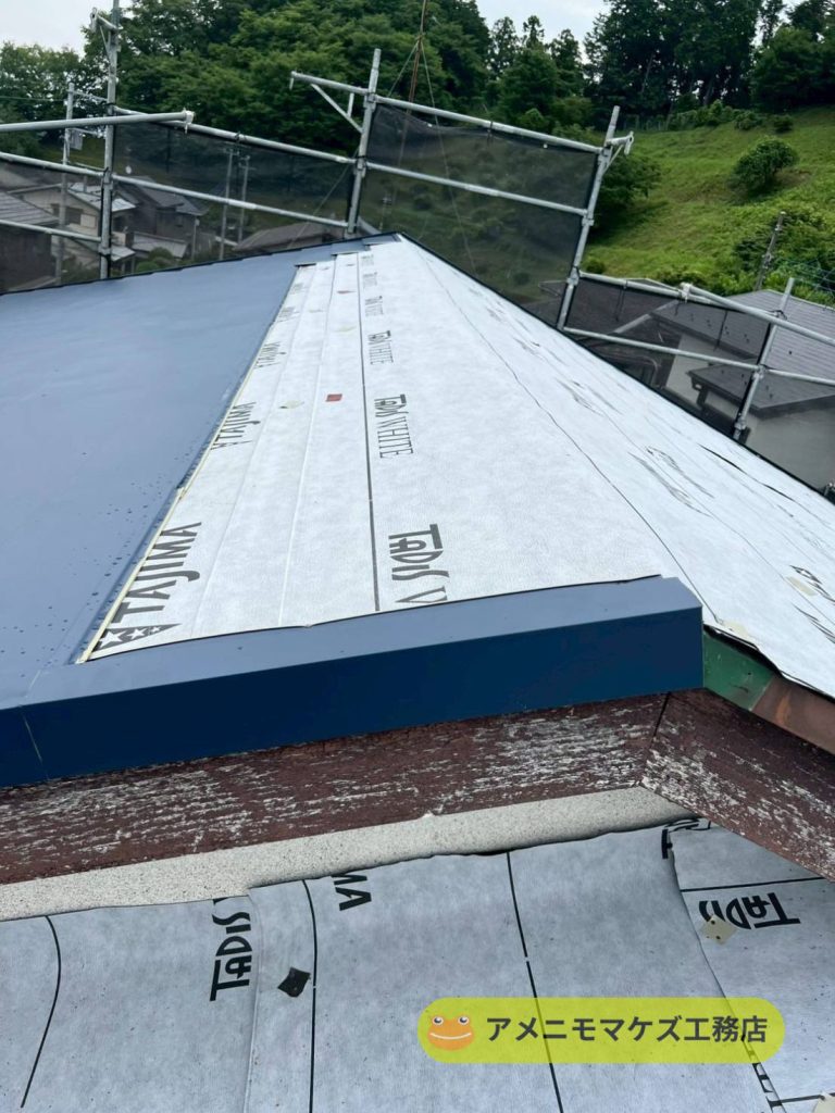 八王子市の雨漏り修理で屋根材の下にある防水シートが見えている屋根写真