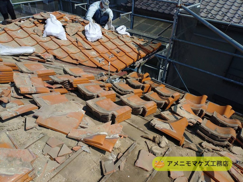 八王子市の雨漏り修理で防水シートを確認するため瓦を外している屋根