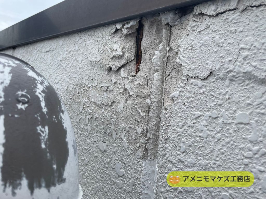 外壁のひび割れが進行し雨水侵入のリスクが高まっている状況