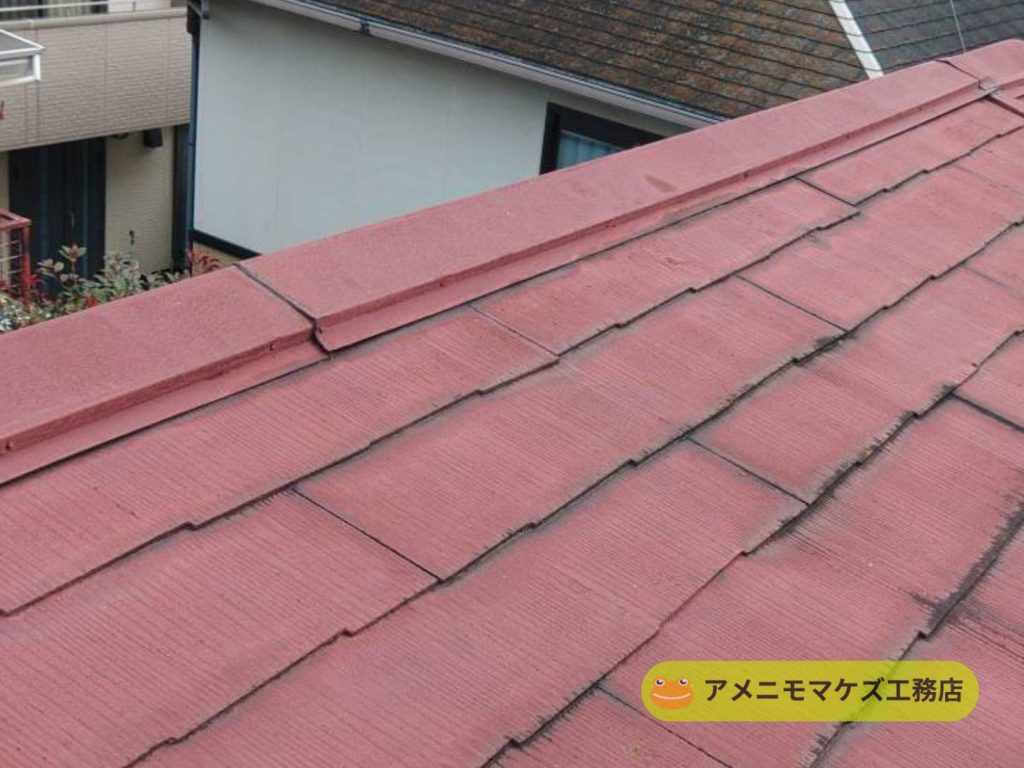 棟板金に浮きが発生している屋根の現況写真
